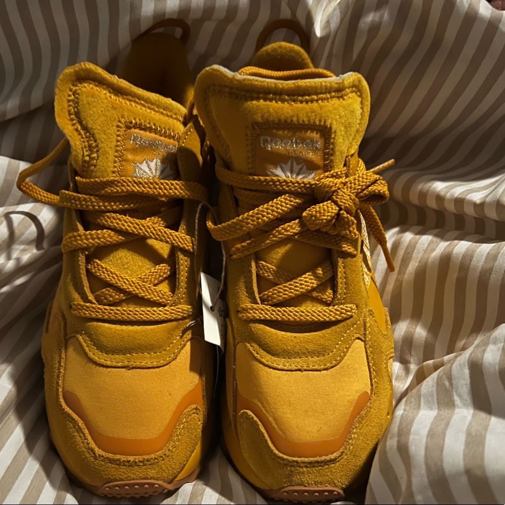 Authentic Reebok cardi b never worn